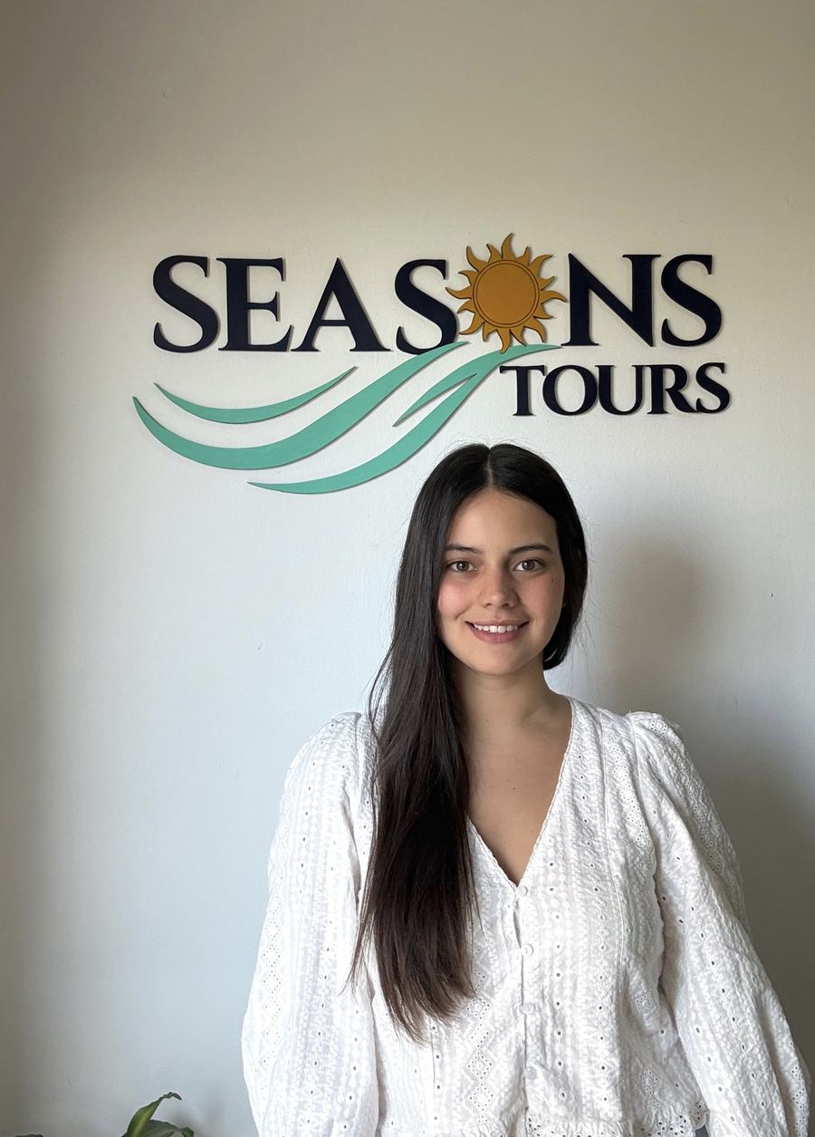Belu, del equipo de Seasons Tours, en la oficina de la agencia